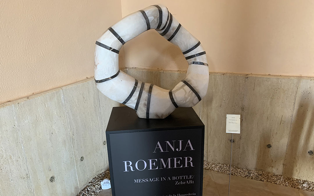 Rueda: escultura que abre la exposición a la entrada del Monasterio. / M. Q.