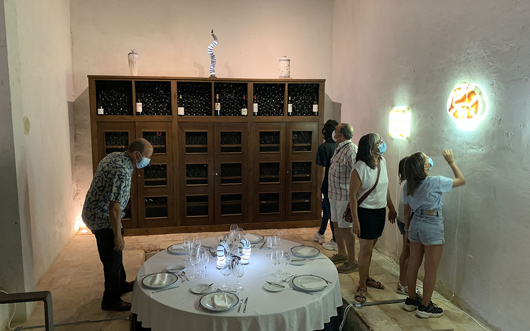Parte de la exposición ubicada en la bodega de la Hospedería en la que se combina el alabastro con la piedra de Calatorao. / M. Q.