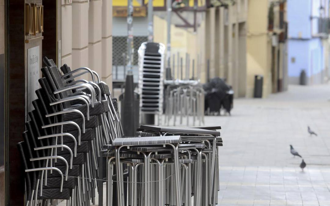 Mesas y sillas de veladores en la zona de la calle Padre Huesca./ Rafael Gobantes Heraldo