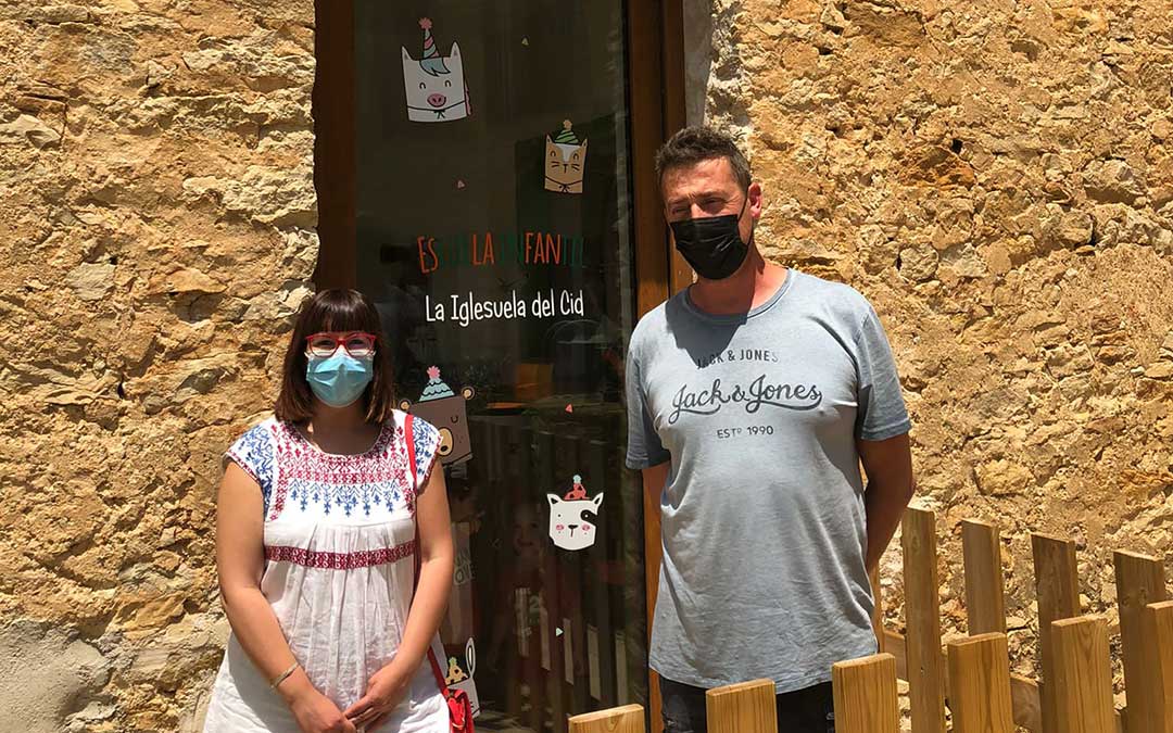 La diputada Susana Traver, con el alcalde de La Iglesuela del Cid, Fernando Safont, en la escuela infantil del municipio. / DPT