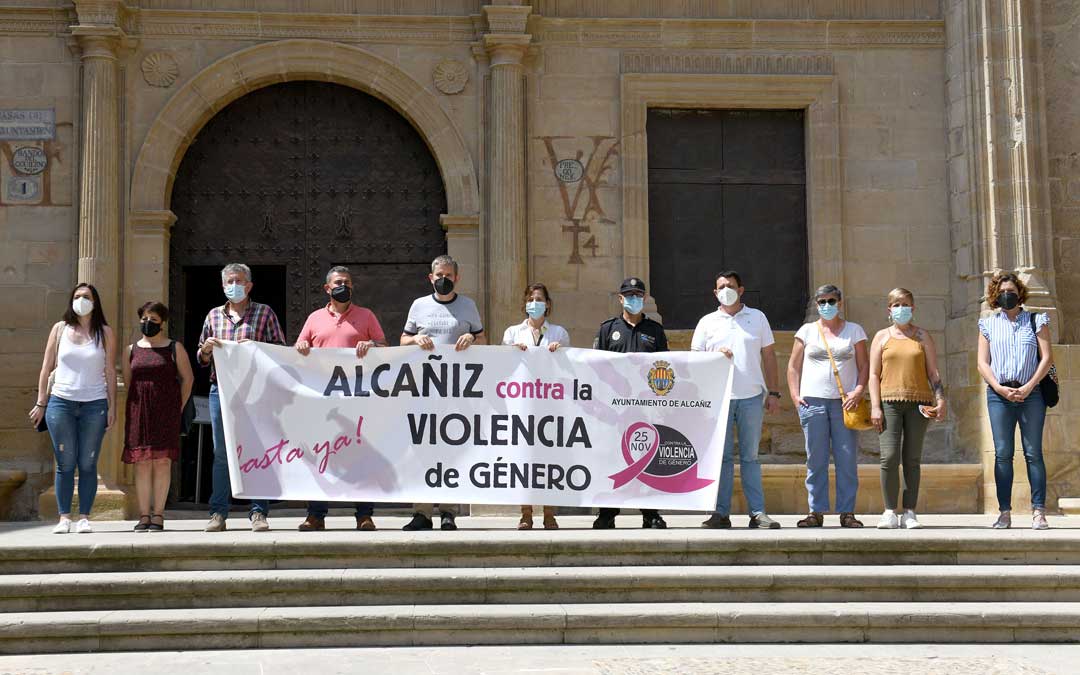 Minuto de silencio frente a la Casa Consistorial en memoria de Hasna, la mujer de 35 años asesinada el miércoles en Barbastro / Ayto. de Alcañiz