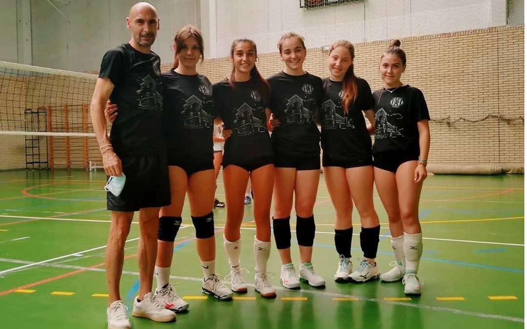 Chema García junto a las cinco jugadoras seleccionadas. Foto. J.M.G.
