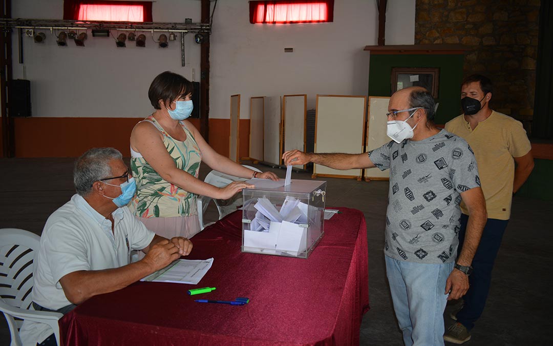 Un vecino ejerciendo su derecho a voto durante la jornada de este sábado./I.M.