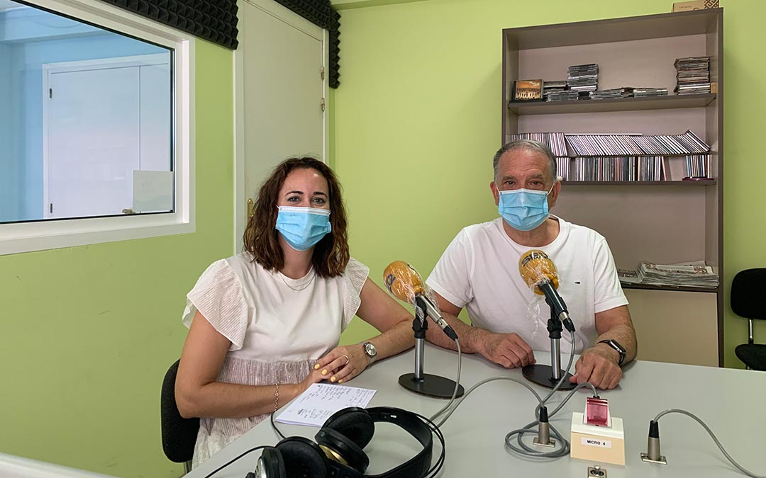 Miguel Tena, presidente de ASADIC, y Lidia Ralfas, orientadora laboral de la asociación, en Radio Caspe / Eduard Peralta