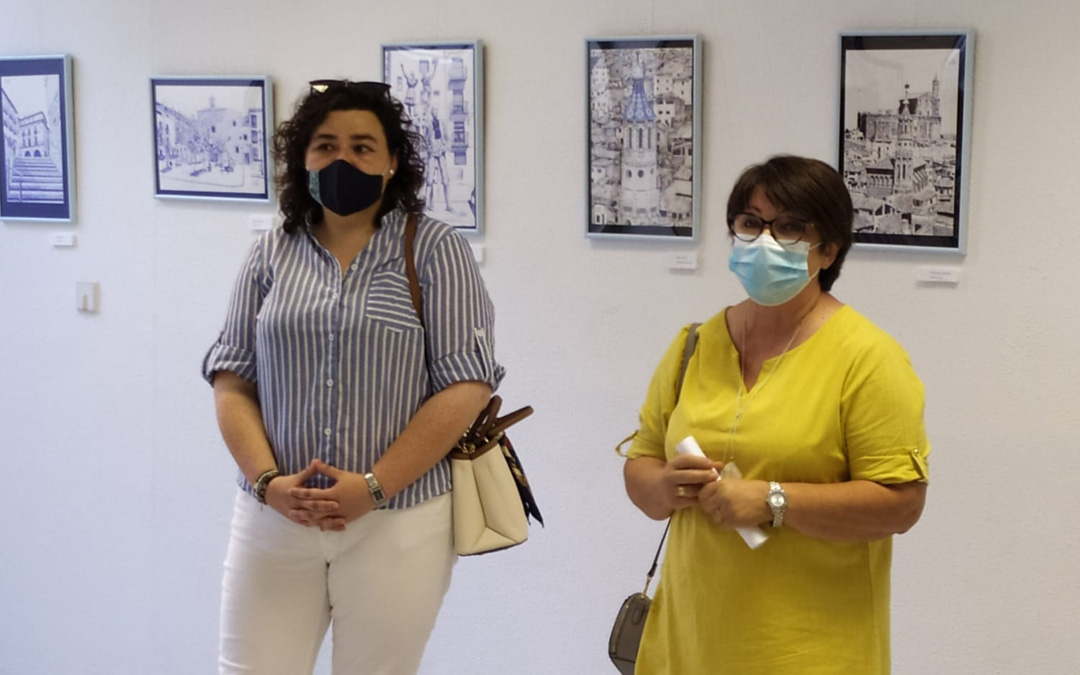 La alcaldesa, Isabel Arnas, y la artista Inmaculada Félez en la inauguración. / Ayto. Albalate