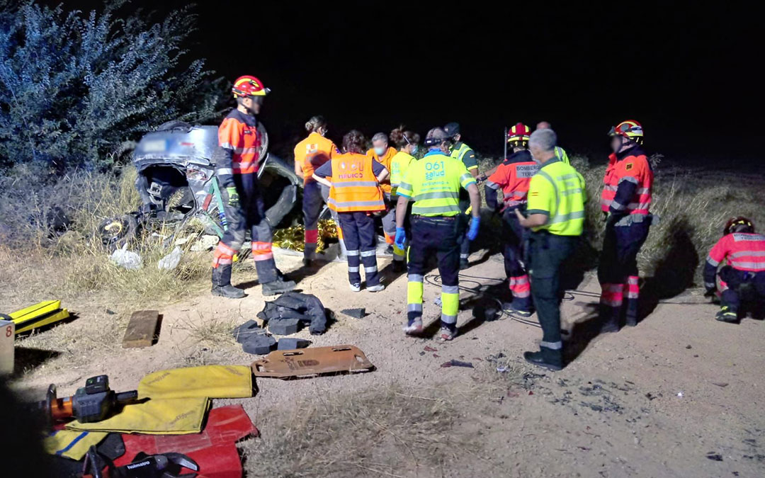 Operativo en el accidente con una víctima mortal en la N-232 en Alcañiz. / Bomberos DPT