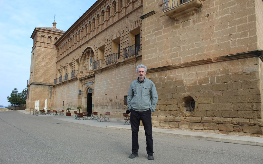 Miguel Santesmases, en el Parador de Alcañiz en primavera 2021, en una de sus muchas visitas durante las largas estancias que pasa en Belmonte. / B. Severino