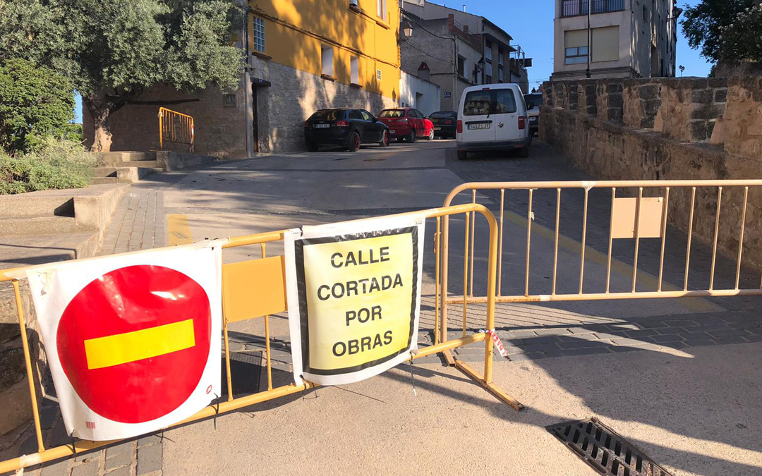 La Policía Local colocó ayer las vallas para cortar el tráfico por la calle San Pedro. / L. C.