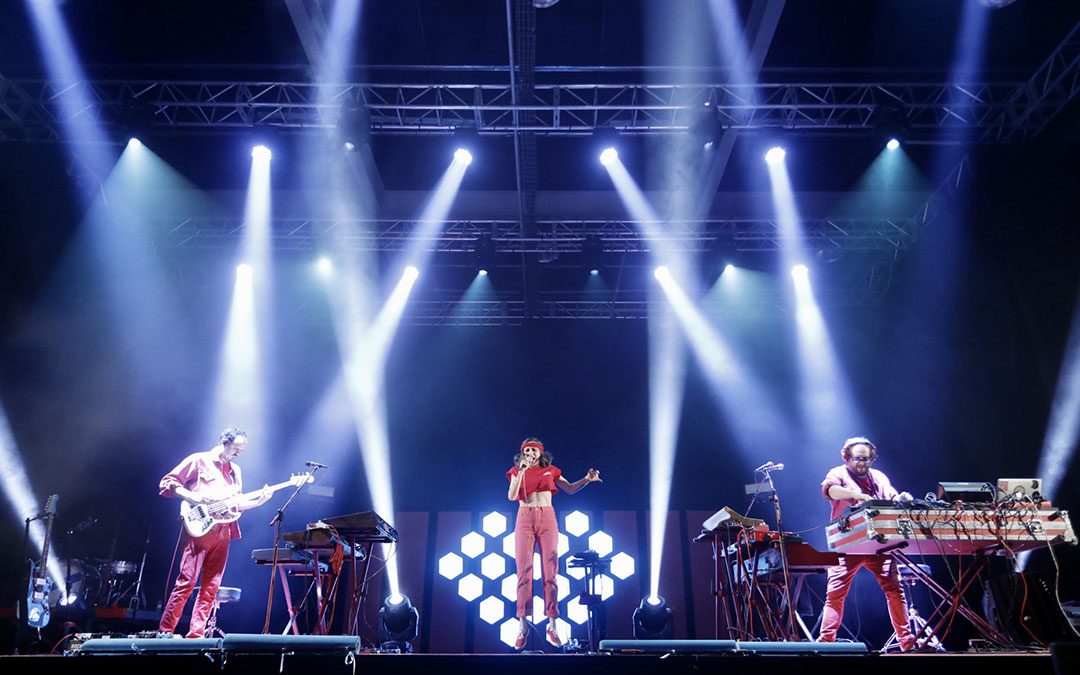 Zahara, en los primeros compases de su concierto en Alcañiz flanqueada por Manuel Cabezalí y Martí Perarnau a izquierda y derecha. / Guillermo L. - Oh Salvaje