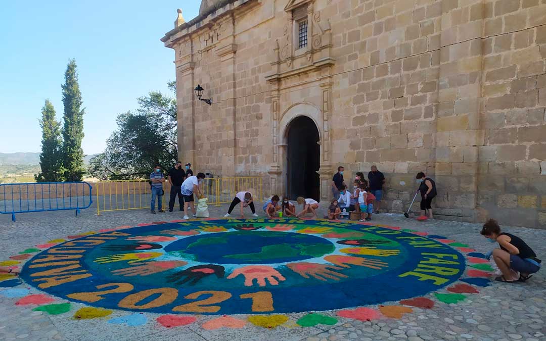 Confección de la alfombra durante la mañana de este sábado en Aguaviva./ Ayto. Aguaviva