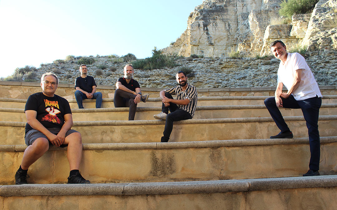 El director, Norberto Ramos del Val; el productor, Senén Fernández; el compositor de la banda sonora, José Sánchez Sanz; y el actor protagonista Edu Ferrés, son parte del equipo de la película '¡Ni te me acerques!'. Posaron al estilo 'rock star' en el anfiteatro de la Casa de Cultura junto al alcalde de Ariño, Joaquín Noé. / B. Severino