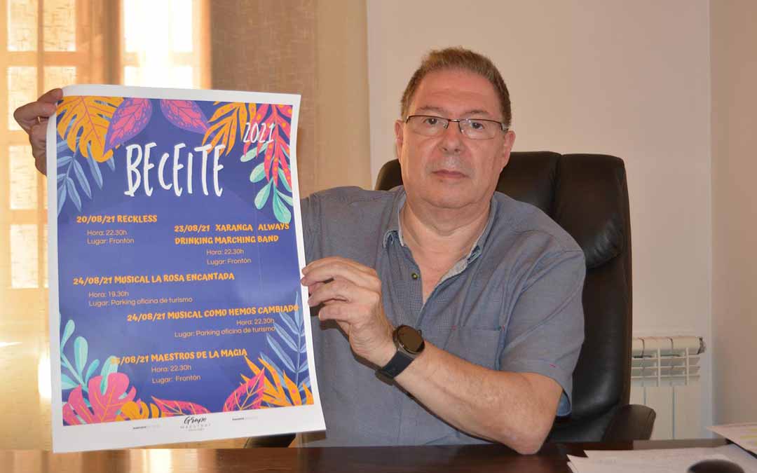 El alcalde de Beceite, Juan Enrique Celma, junto al programa de la semana cultural. L.C.