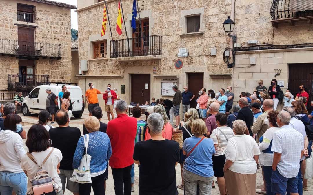 Un momento de la manifestación en la plaza. / Asociación Segundas Residencias de Beceite