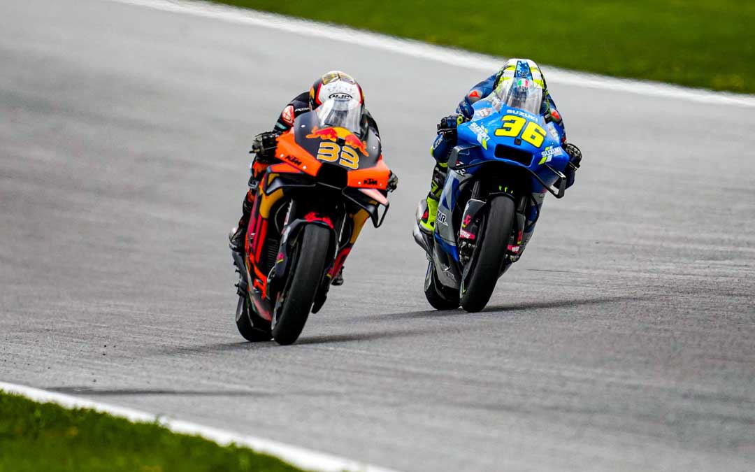 Binder y Mir en plena disputa de la carrera. Foto. Estrella Galicia