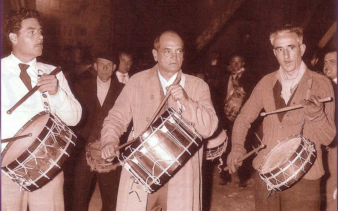 Buñuel tocando el tambor en la Semana Santa calandina / calandanazareno.com