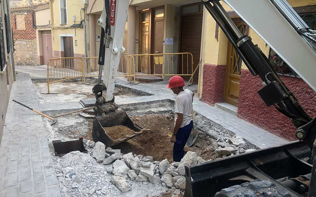 Dos operarios trabajando este miércoles por la tarde en la calle San Pedro de Alcañiz / L. Castel
