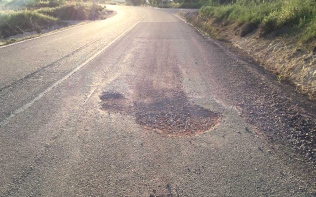 Uno de los numeroso baches que existen en la carretera TE-V-3001. Foto. A.D.