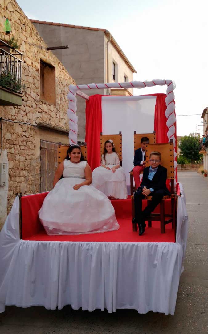 Antes de la presentación, las nonaspinas y los nonaspinos desfilaron por el pueblo en una carroza / Ayuntamiento de Nonaspe