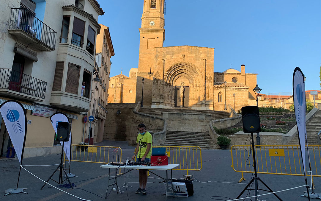 DJ Krispinight en la plaza del Compromiso. / P. Sariñena