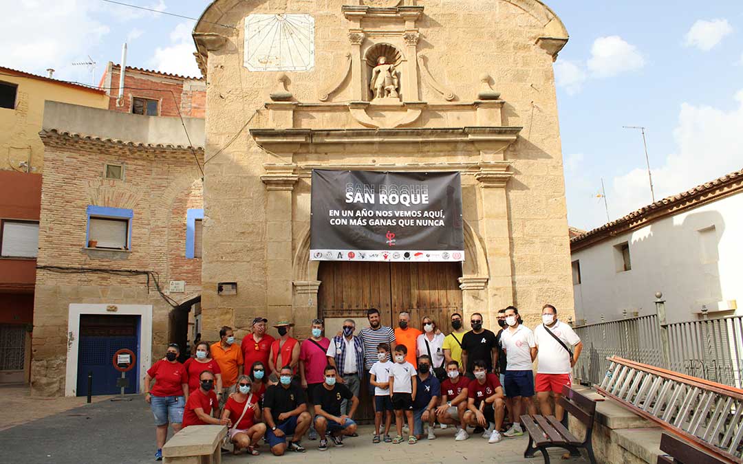 Un representante de cada peña fue el encargado de llenar de color la plaza de San Roque durante la puesta del pañuelo./ Pilar Sariñena