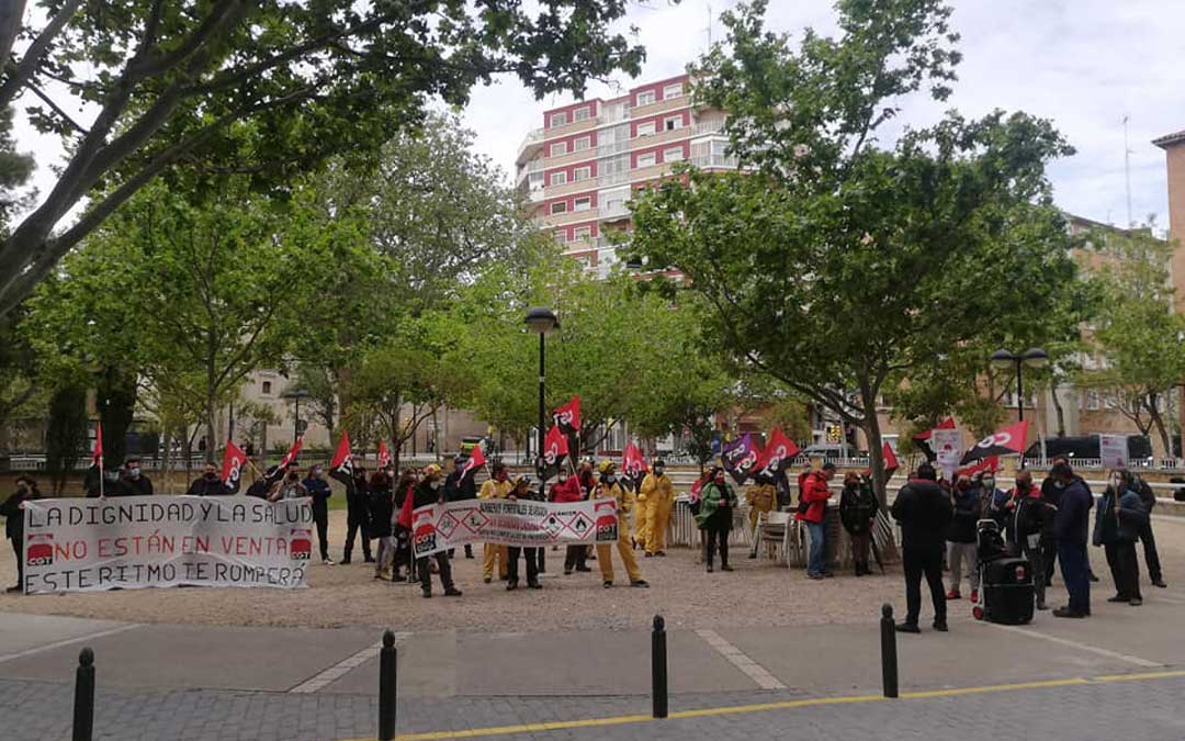 Archivo. Una de las concentraciones de trabajadores de Sarga del operativo de incendios. / CGT-Sarga