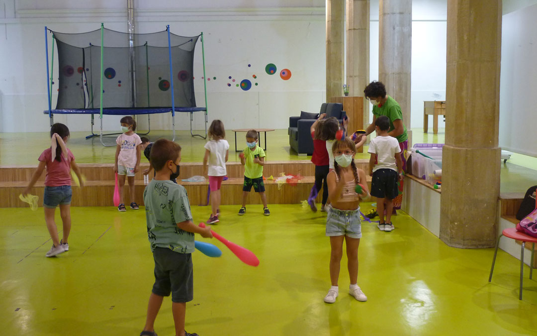 La Semana de las Artes en Alcañiz comienza con una sesión de circo infantil./ Emma Falcón