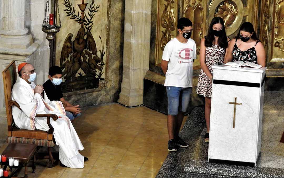 El cardenal Omella durante la misa de la Asunción de la Virgen. J.L. Camps
