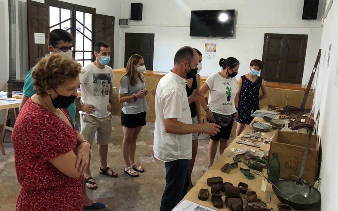 Asistentes a la exposición inaugurada el sábado/Asociación Amigos de Dos Torres de Mercader