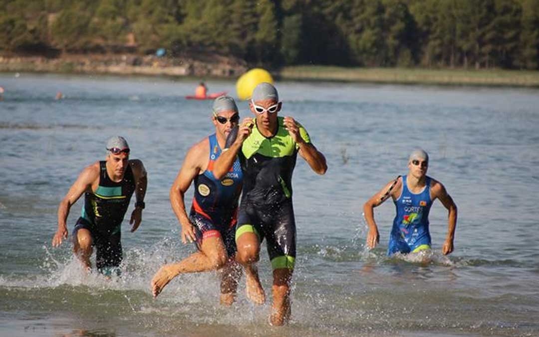 Triatletas saliendo del agua en La Estanca en la edición de 2019. Foto. FATRI