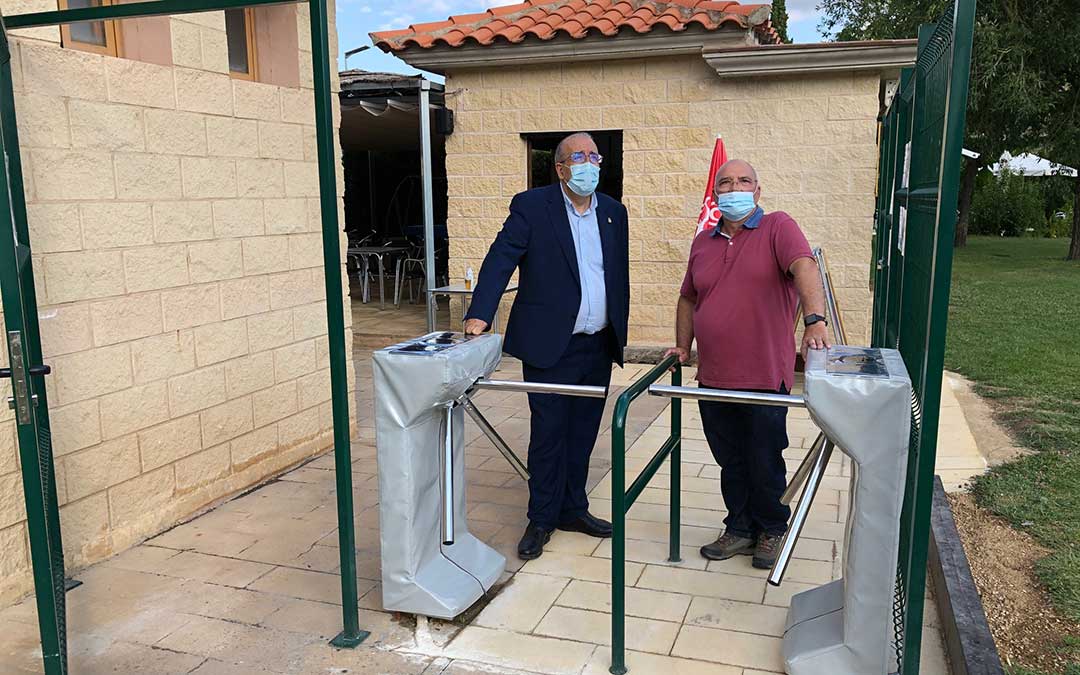 Rando y Lahoz en los tornos instalados en la entrada para el control del acceso./ DPT