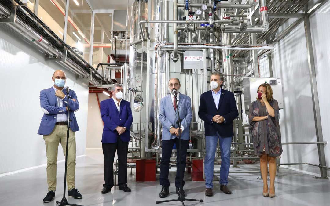 El presidente de Aragón, Javier Lambán, ha inaugurado la planta de biofertilizantes de Fertinagro Biotech en Utrillas. Foto. Térvalis
