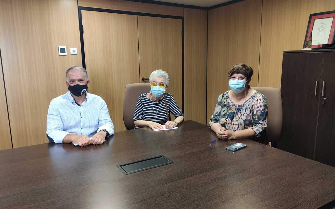 Miguel Tena es el representante de Aragondisc, perteneciente a ASADICC, la Hermana Carmen Murillo es la directora del Colegio Santa Ana y Pilar Mustieles, la alcaldesa de Caspe / Ayuntamiento de Caspe