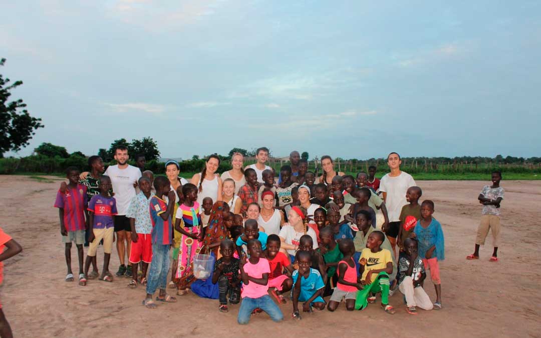 Los voluntarios del programa junto a algunos niños de la localidad africana / P. P.
