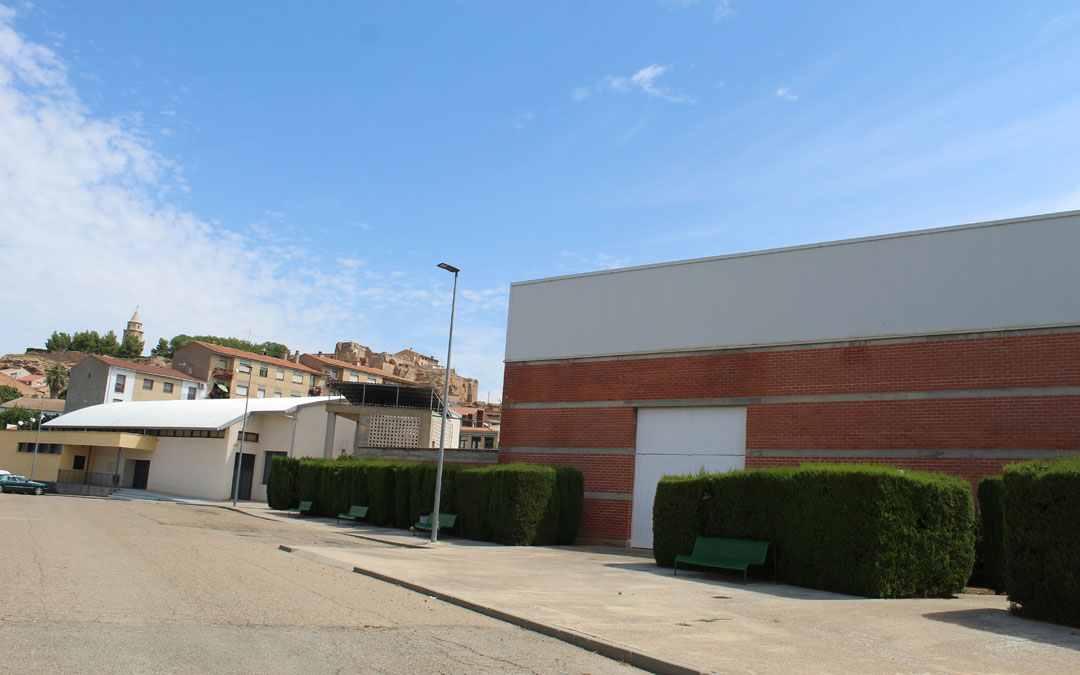 Detalle de la zona deportiva de Híjar con el polideportivo en primer término. Al fondo, el pabellón multiusos. / B. Severino