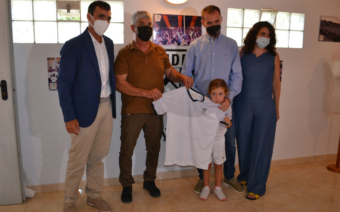 Antonio Donoso, presidente del Andorra, entregando la camiseta conmemorativa a los hijos de Endeiza. Foto. J.V.