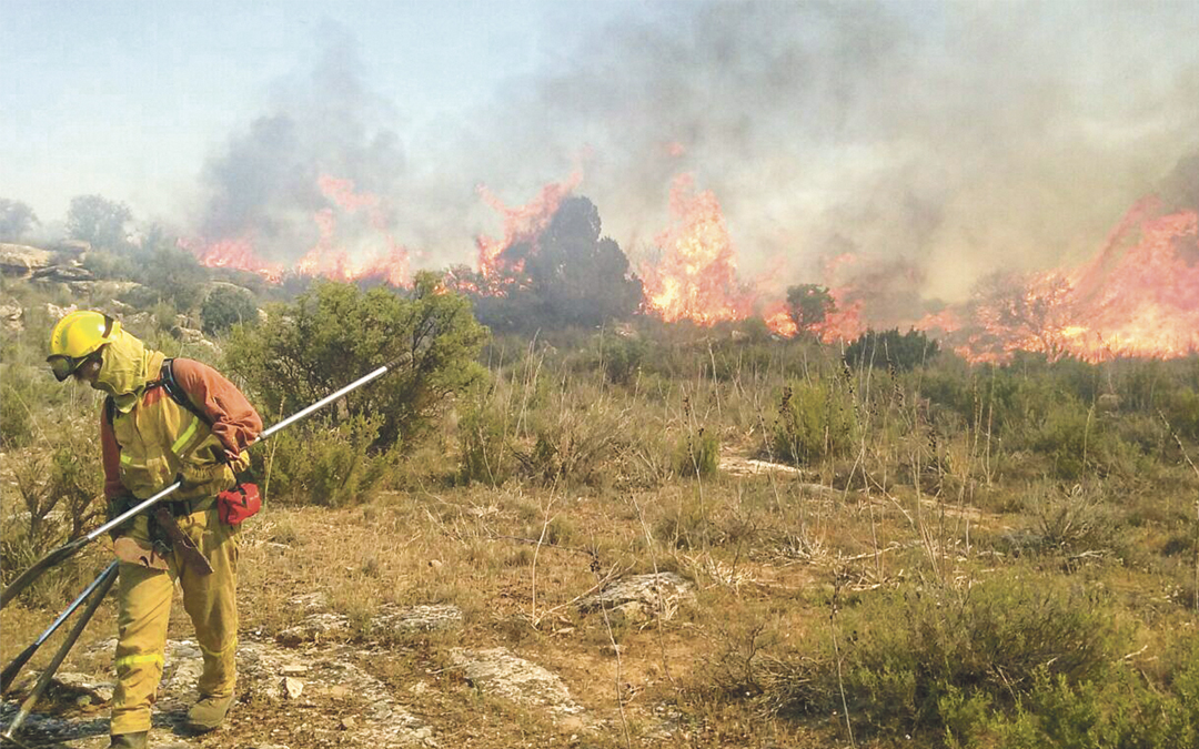 Un efectivo de una cuadrilla, realizando labores de extinción de un incendio forestal. / L.C.