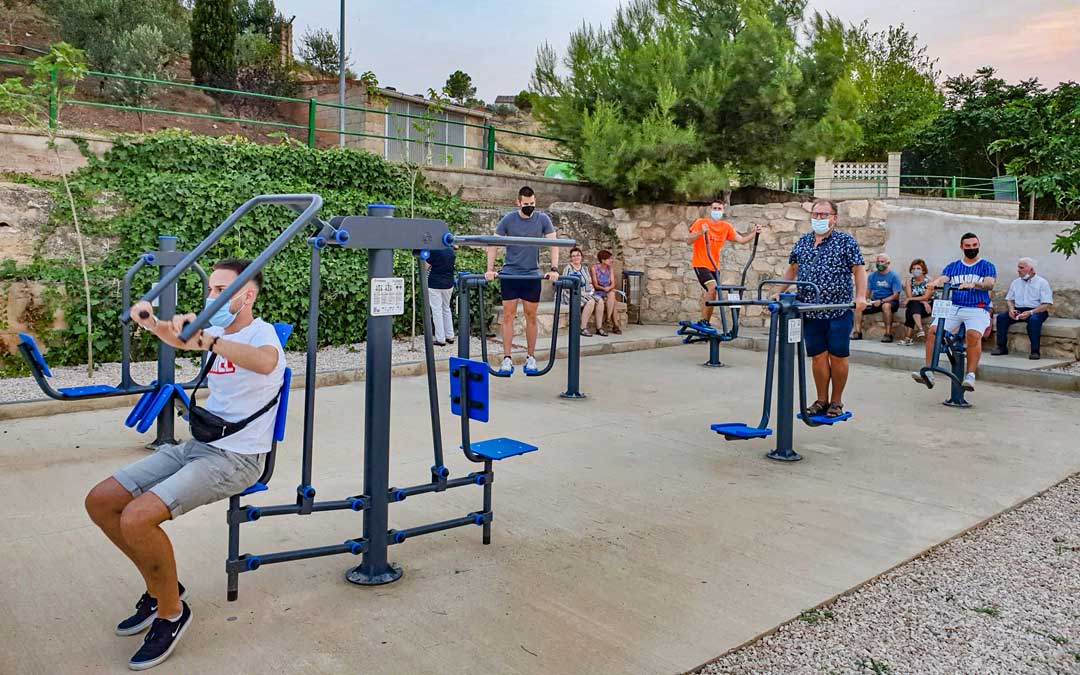 El nuevo parque para adultos está equipado con maquinaria para hacer desde musculación hasta mantenimiento. / Asociación cultural