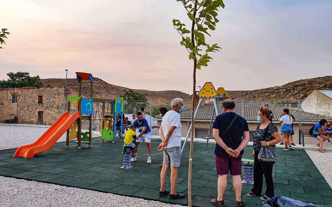 El nuevo parque infantil de Jatiel está ubicado junto al de mayores. / Asociación cultural