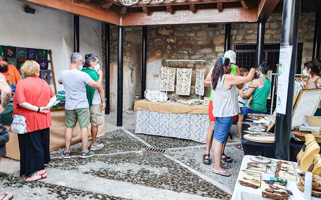 Los tres puestos de artesanía en Jatiel. / Asociación cultural