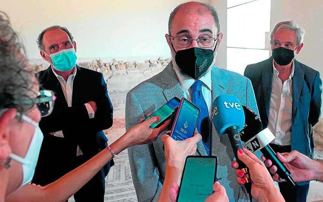 Javier Lambán atiende a los medios en el yacimiento La Malena de Azuara./ Francisco Jiménez