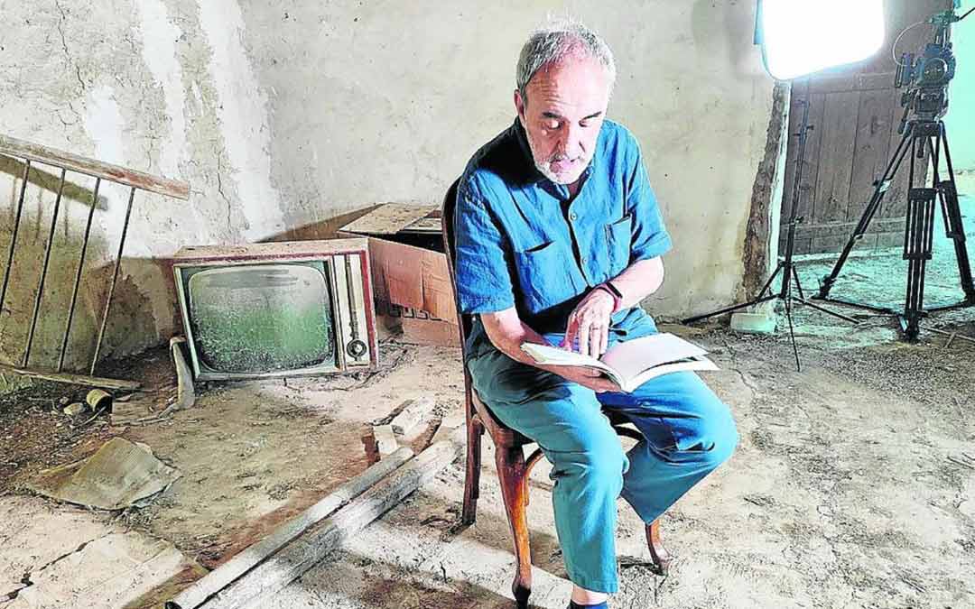 Jorge Gay ha vuelto a la casa donde pasó varios veranos con sus familia en La Codoñera./Antón Castro