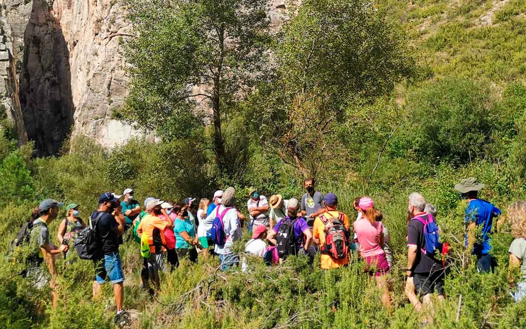 El Dr. Luis Mampel explicando la geología de Valloré en Montoro de Mezquita./ Luis Moliner