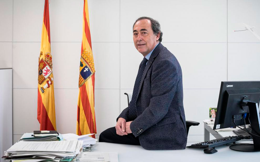 Foto de archivo de José María Arnal en su despacho del Salud en la plaza de la Convivencia / Oliver Duch