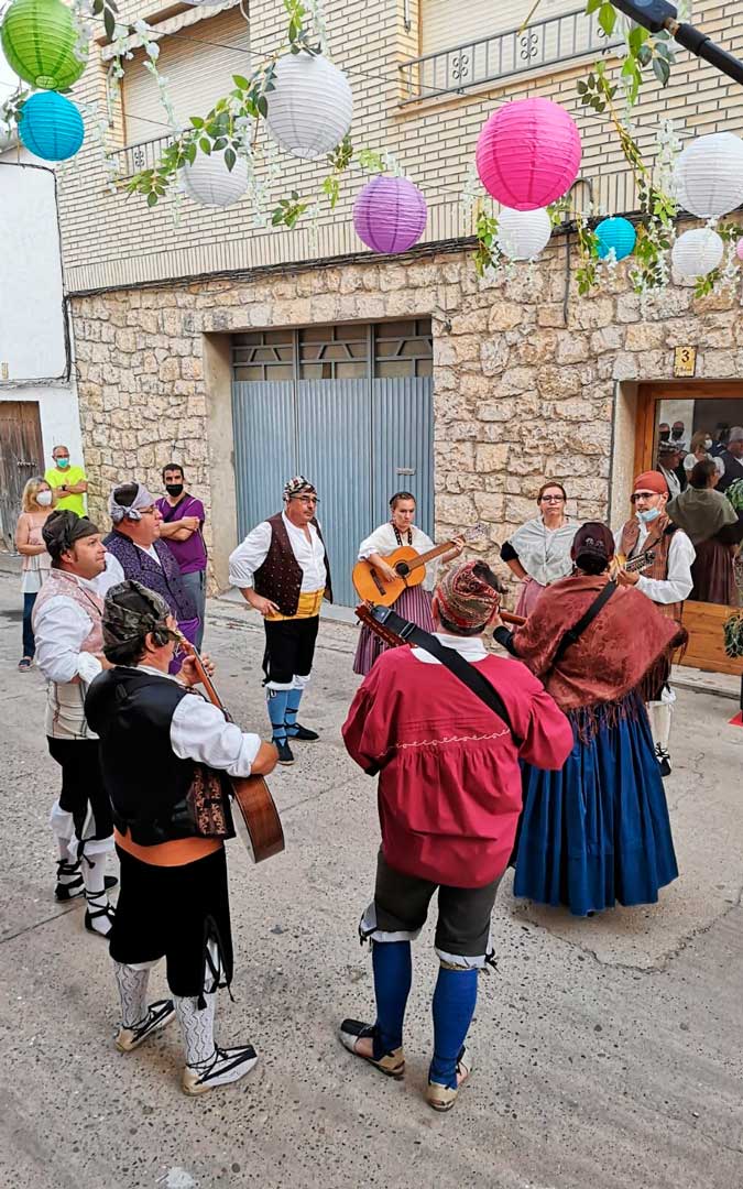 La rondalla nonaspina cantó y tocó jotas por las calles de la localidad / Ayuntamiento de Nonaspe