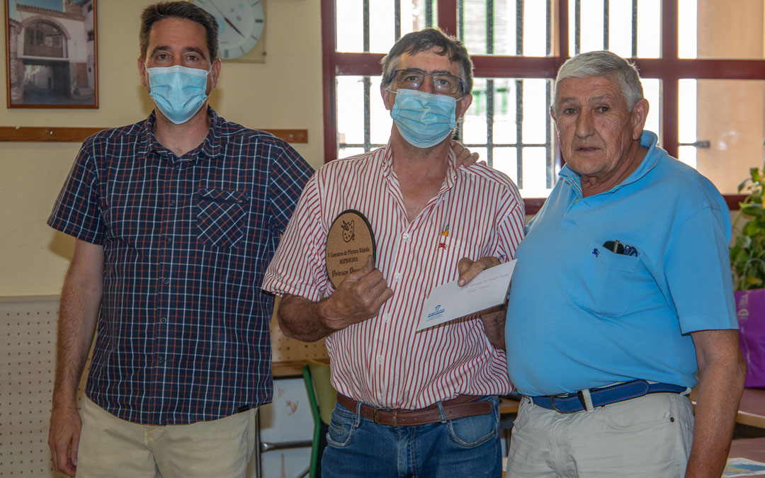 Claudio Gómez, el primer premio de 2021, entre el alcalde, Pedro Bello; y Jesús Arto, patrocinador con la empresa Maprocosa. / Pepe Ubalde
