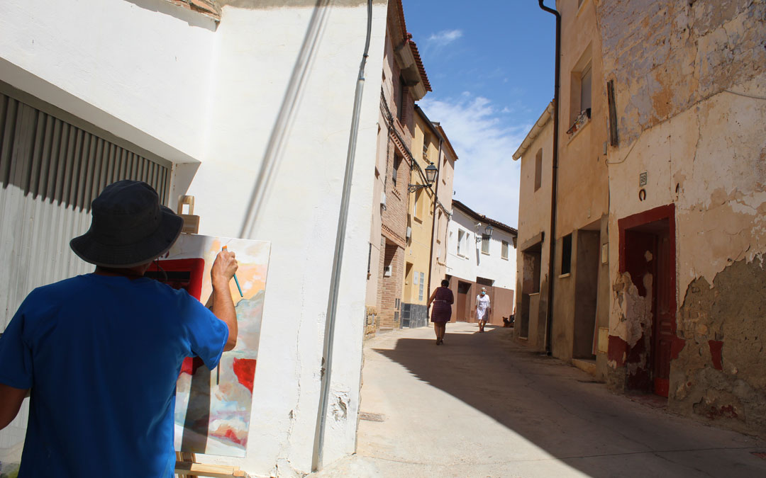 Vecindario y artistas convivieron en la calle por la mañana. El ariñense Joaquín Macipe eligió un punto concreto de la calle San Roque. / B. Severino