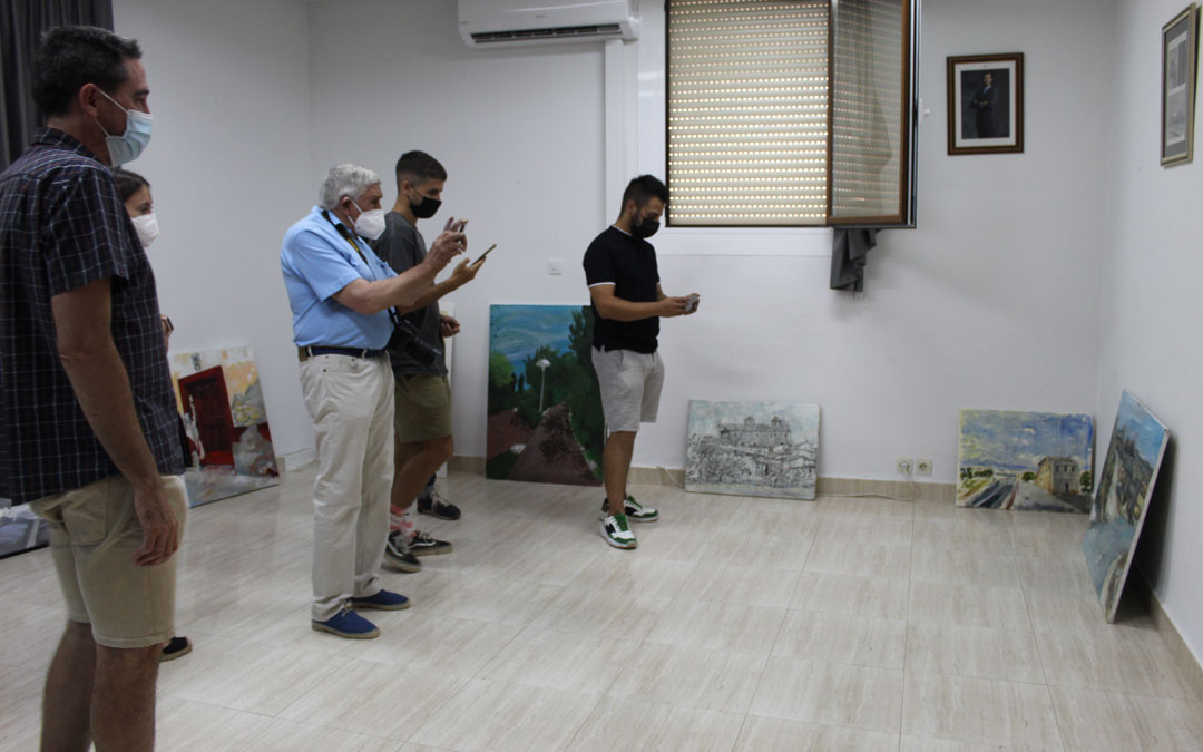 Parte del jurado tomando fotos del último cuadro entregado para deliberar. / B. Severino