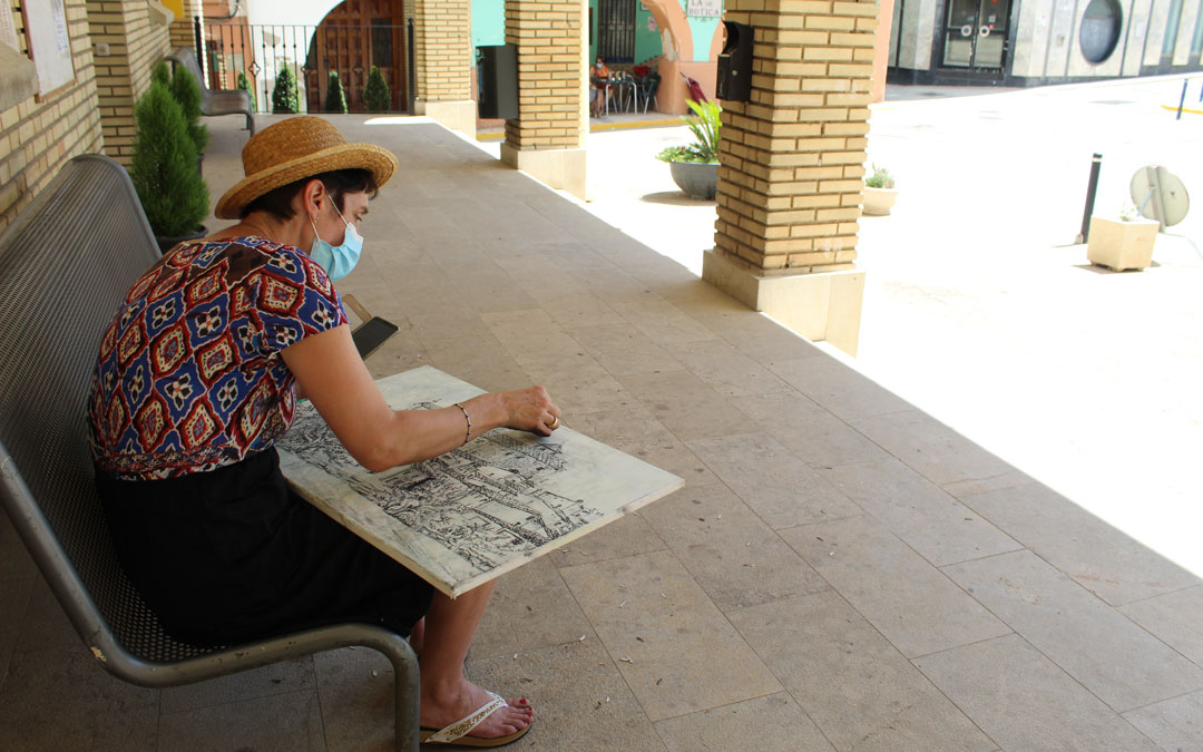 En la plaza de España, otra de las participantes en este caso sin nada de pinceles. / B. Severino