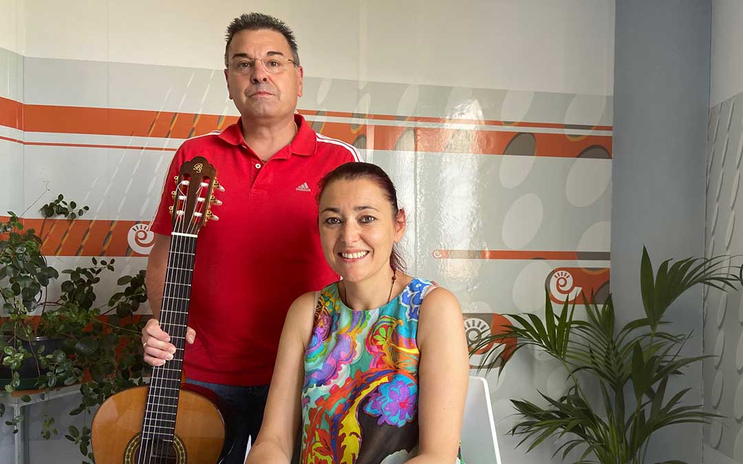 Laura Satué y Jesús Buisán en el estudio de Radio La Comarca./ A.M.