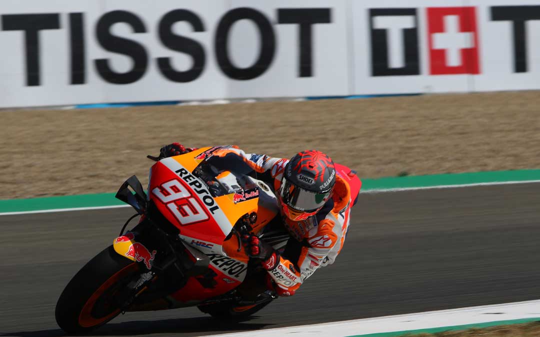 Marc Márquez a los mandos de su Honga con el anagrama de Tissot de fondo. Foto. MotoGP